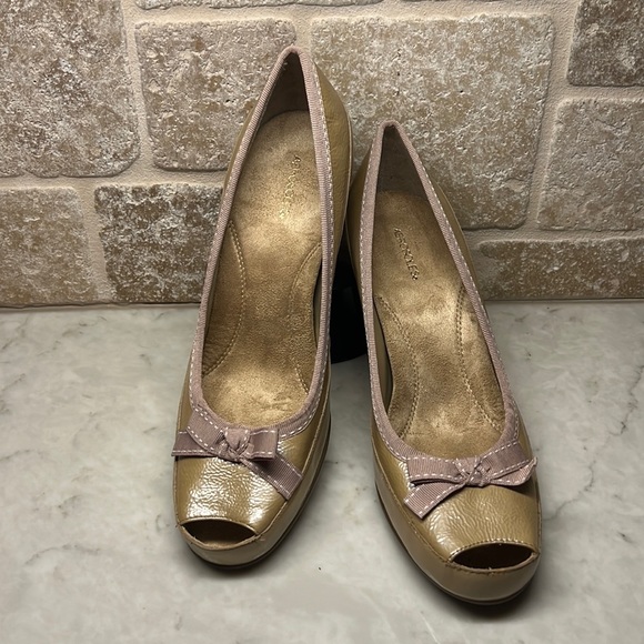 Aerosoles Benefit Tan Patent Leather Heels - Picture 1 of 5